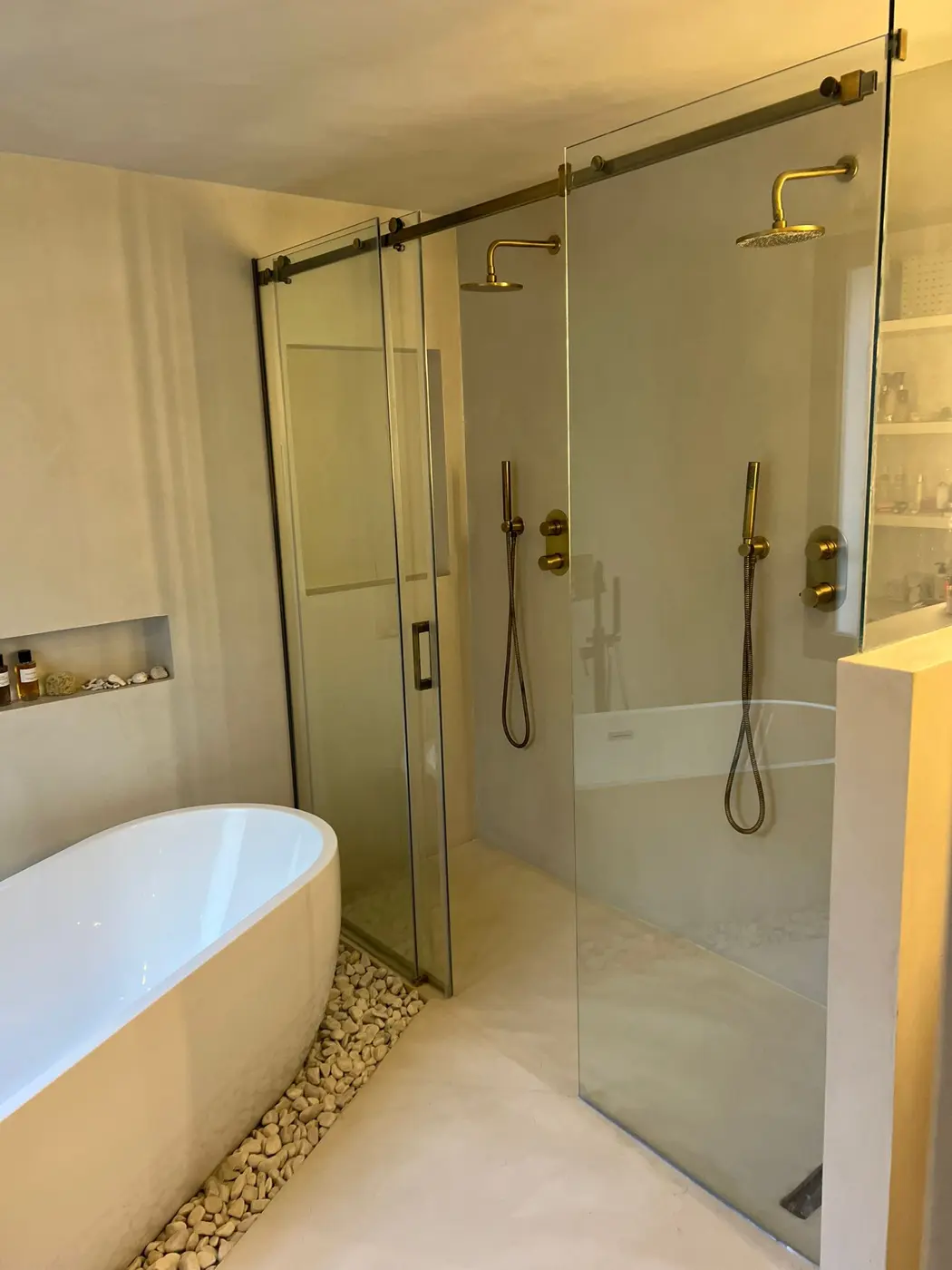 Baño con bañera exenta y ducha doble