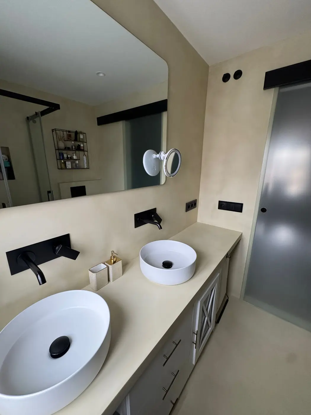 Baño en microcemento con doble lavabo