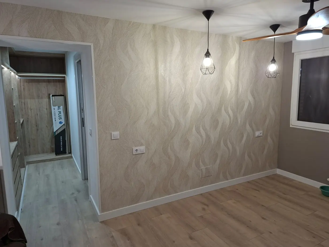 Dormitorio con papel pintado