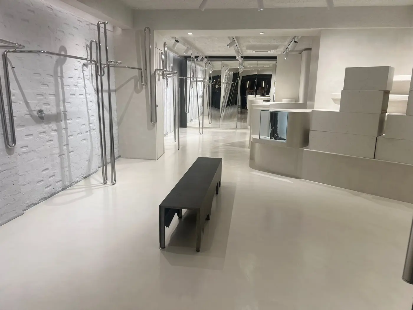 Local comercial con suelo de microcemento